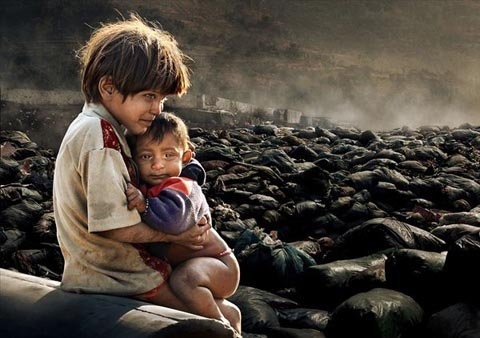 10. Hai em bé đang ôm nhau an ủi ở một bãi phế liệu ở Kathmandu, Nepal. (Ảnh: Chan Kwok Hung)
